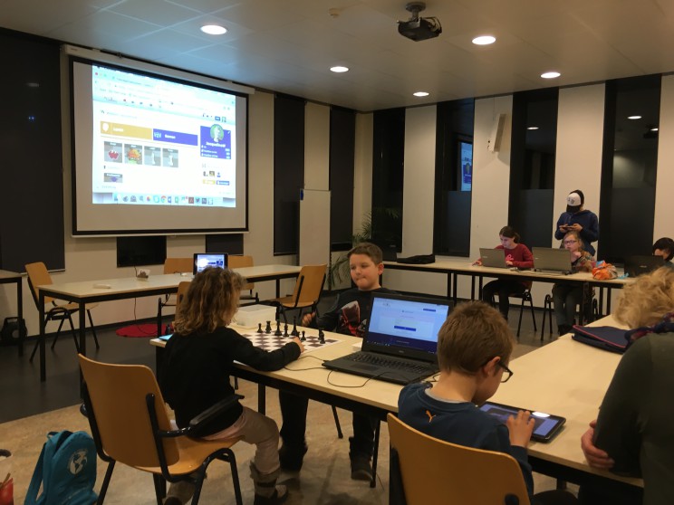 Schaaktraining van de beginnersgroep: digitaal én met bord en stukken